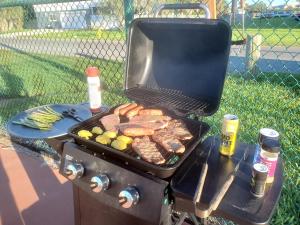 een grill met vlees en groenten erop bij A1A Brownwaves in St. Augustine