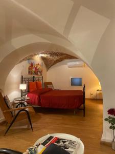 um quarto com uma cama vermelha num quarto em casa vacanze Luca intero alloggio em Catânia