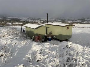 Oakley View Shepherds Hut with hot tub during the winter