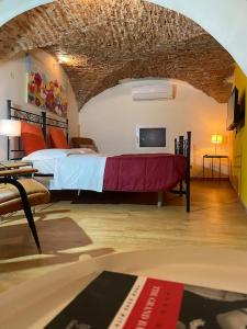 um quarto com uma cama e uma televisão num quarto em casa vacanze Luca intero alloggio em Catânia