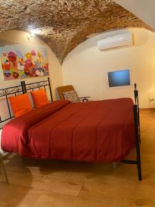 um quarto com uma cama vermelha num quarto em casa vacanze Luca intero alloggio em Catânia