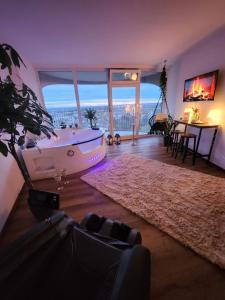 ein Wohnzimmer mit einer Badewanne in der Mitte eines Zimmers in der Unterkunft M&S Boarding Apartment in Augsburg