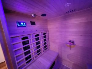 sauna z ławką w pokoju z fioletowymi światłami w obiekcie M&S Boarding Apartment w Augsburgu