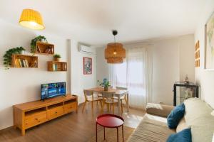 ein Wohnzimmer mit einem Sofa und einem Tisch in der Unterkunft HOME@PORVENIR VFT/SE/03555 in Sevilla