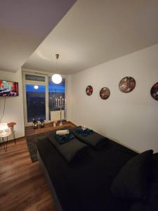 Un dormitorio con una cama y platos en la pared en M&S Boarding Apartment, en Augsburg