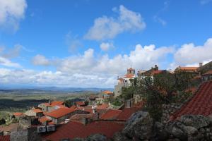 - une vue sur une ville aux toits rouges dans l'établissement Lugar São Salvador de Monsanto, à Monsanto