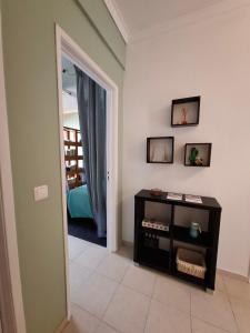 uma sala com uma porta que leva a um quarto em Lisbon Hideaway Haven em Lisboa