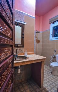 een badkamer met een wastafel en een toilet bij Villa jamal in Essaouira