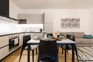 een keuken en eetkamer met een tafel en stoelen bij Suite Casa dell'Eden vicino F1/San Gerardo/Monza in Lissone