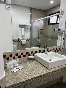 Hotel Dan Inn Uberlandia By Nacional Inn的一间浴室
