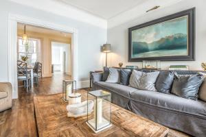 ein Wohnzimmer mit Sofa und Tisch in der Unterkunft Pitchford House (7 Bedrooms), Salcombe. in Salcombe