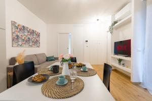 a living room with a table and a couch at Suite Casa dell'Eden vicino F1/San Gerardo/Monza in Lissone