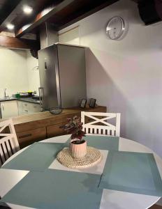 a kitchen with a table and a clock on the wall at Apartamento dúplex en Sangüesa de 3 dormitorios y 2 baños in Sangüesa