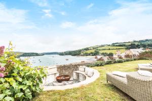 Blick auf das Wasser aus dem Garten eines Hauses in der Unterkunft Pitchford House (7 Bedrooms), Salcombe. in Salcombe
