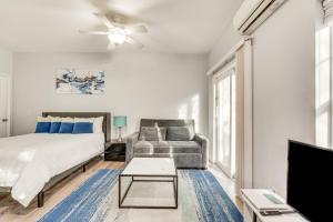 巴拿马城海滩Sunny PCB Studio, 2 Min Walk To Laguna Beach!的一间卧室配有一张床、一张沙发和一台电视。 更多22张照片