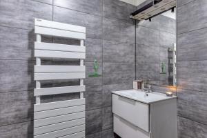 a bathroom with a sink and a mirror at Duplex Moderne à Chennevières in Chennevières-sur-Marne