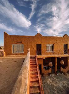 El edificio en el que está la casa de huéspedes 35 fotos más