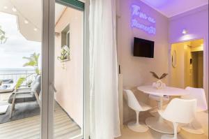 TV a/nebo společenská místnost v ubytování Silenzio e relax fronte mare a Varazze + 25 fotografií