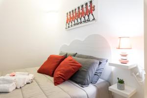 kanapę z poduszkami w pokoju w obiekcie Suite Casa dell'Eden vicino F1/San Gerardo/Monza w mieście Lissone