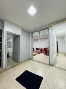 Aït Saïd的住宿－comfortable home，一间客厅,地板上铺有黑色地毯