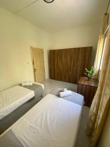 Spacious room with 2 single beds shared bathroom, st Julians في Tal-Għoqod: غرفة بسريرين ونافذة