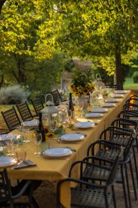 a long table with plates and wine glasses at Villa Palazzo Bello con piscina e AC - Cetona in Cetona