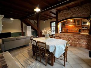 uma sala de jantar com uma mesa e um sofá em Gîtes du Fanal 