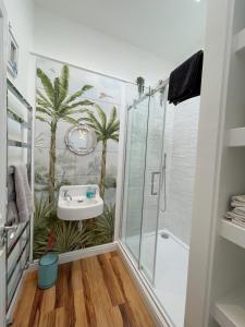 uma casa de banho com um chuveiro e um lavatório. em Sandy Toes - awesome beach view and access em Ventnor