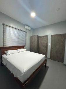 薩利納斯的住宿－Hotel Ipanema Beach by Majestic，卧室设有一张白色大床和一扇窗户。
