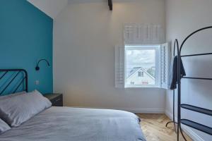 a bedroom with a bed and a window at Modern house in Carbis Bay in Carbis Bay