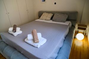 BlueXenia 1 bedroom Retro Luxury tesisinde bir odada yatak veya yataklar