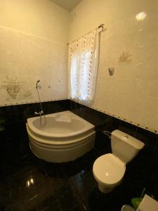 Spacious room with 2 single beds shared bathroom, st Julians في Tal-Għoqod: حمام مع مرحاض وشطاف