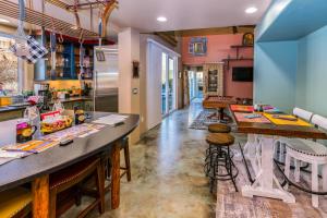 uma cozinha com um balcão e um bar com bancos em Cozy Cactus Resort sorta-kinda em Sedona