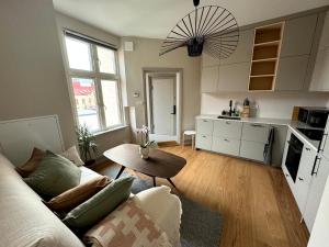 ein Wohnzimmer mit einem Sofa und einem Tisch in der Unterkunft The Embassy in Lund