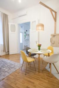 a dining room with a table and chairs at Plan A in Budapest