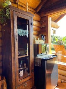 uma cozinha com um armário de madeira num camarote em Cabanas Nosso Recanto em Triunfo