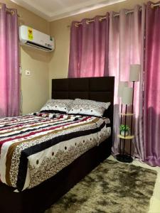 Ein Bett oder Betten in einem Zimmer der Unterkunft Oak Valley Estate Accra