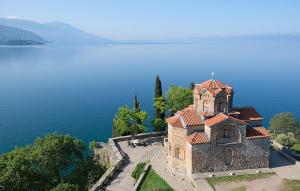 una vecchia chiesa sul bordo di un corpo d'acqua di Casa Norvegia Ohrid a Ohrid