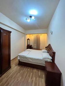 um quarto com uma cama grande e um tecto em Residence North Avenue, Teryan 8 , apt14 3 em Yerevan