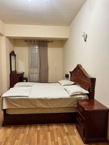 um quarto com uma cama grande e uma cabeceira em madeira em Residence North Avenue, Teryan 8 , apt14 3 em Yerevan