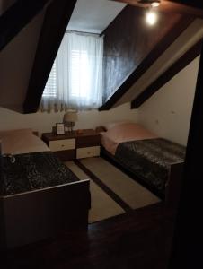 Postel nebo postele na pokoji v ubytování Apartman u potkrovlju