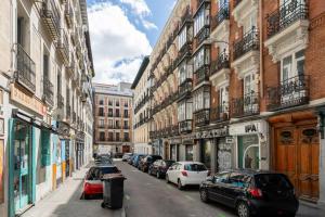 una calle de la ciudad con coches y edificios aparcados en apartamento en alonso martinez, en Madrid