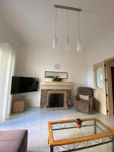 Spacious room with 2 single beds shared bathroom, st Julians في Tal-Għoqod: غرفة معيشة مع موقد وتلفزيون