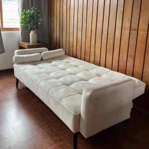 uma cama branca com duas almofadas num quarto em Casa Stella Centro Histórico em Guatemala