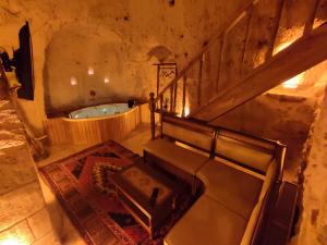 - une vue de tête sur la salle de bains pourvue d'une baignoire dans l'établissement Euphoria Cave House, à Nar