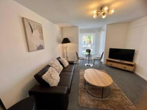 a living room with a couch and a table at Lime Tree in blue Duplex Serviced Apartment in Cambridge