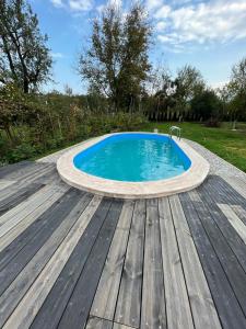 una piscina circolare su una terrazza in legno di Szarata204 