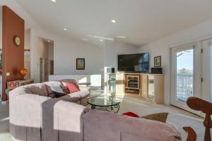 sala de estar con sofá y TV en Inviting Great Falls Home with Wraparound Deck! en Great Falls