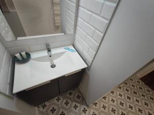 a bathroom with a sink and a mirror at ► BNB TOULOUSE ► Le Ravissant de Jeanne d'Arc • WiFi • 24/24h • in Toulouse