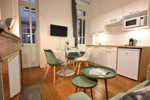 a kitchen with a table and chairs in a room at ► BNB TOULOUSE ► Le Ravissant de Jeanne d'Arc • WiFi • 24/24h • in Toulouse
